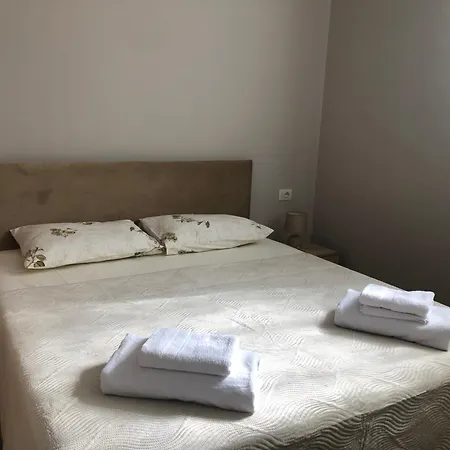 Olivia House * Yzberish