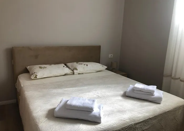 Olivia House * Yzberishti
